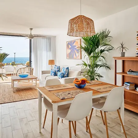 Coastal With Terrace, Sea Views And Heated Pools شقة