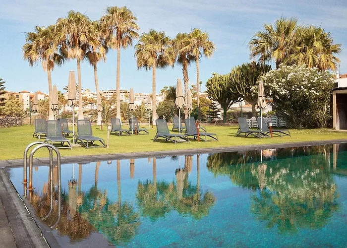 Coastal With Terrace, Sea Views And Heated Pools דירה *