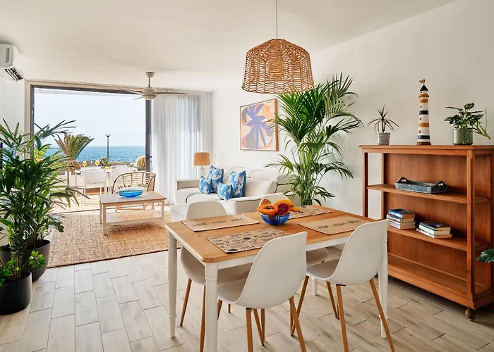 Coastal With Terrace, Sea Views And Heated Pools דירה